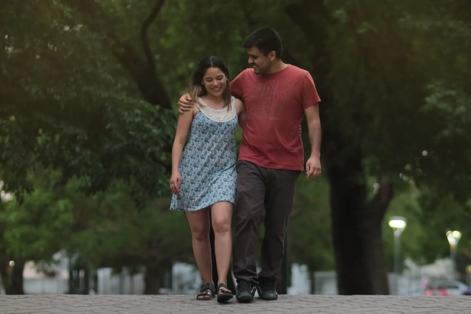 pareja caminando juntos por un parque