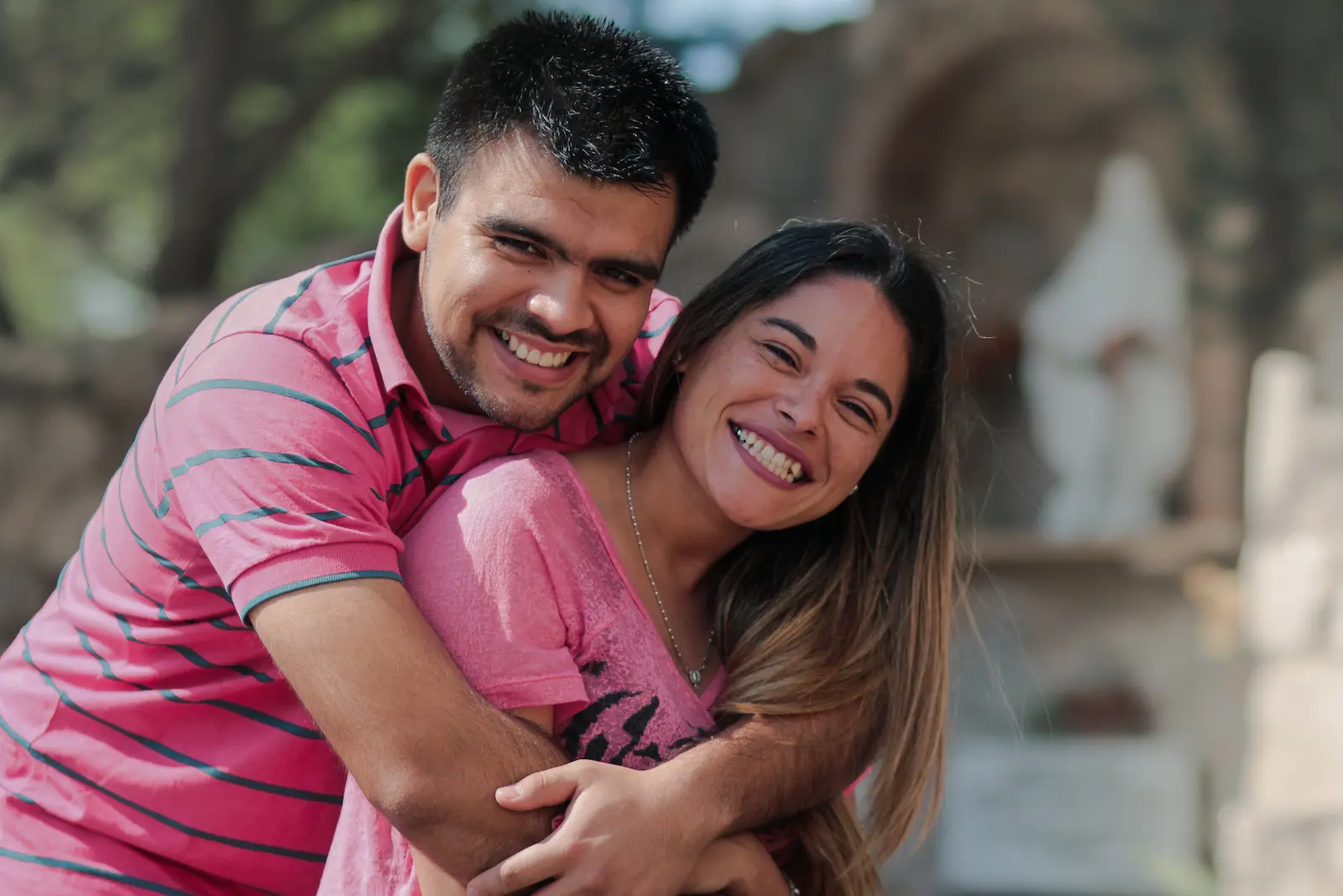 sesión de novios abrazados