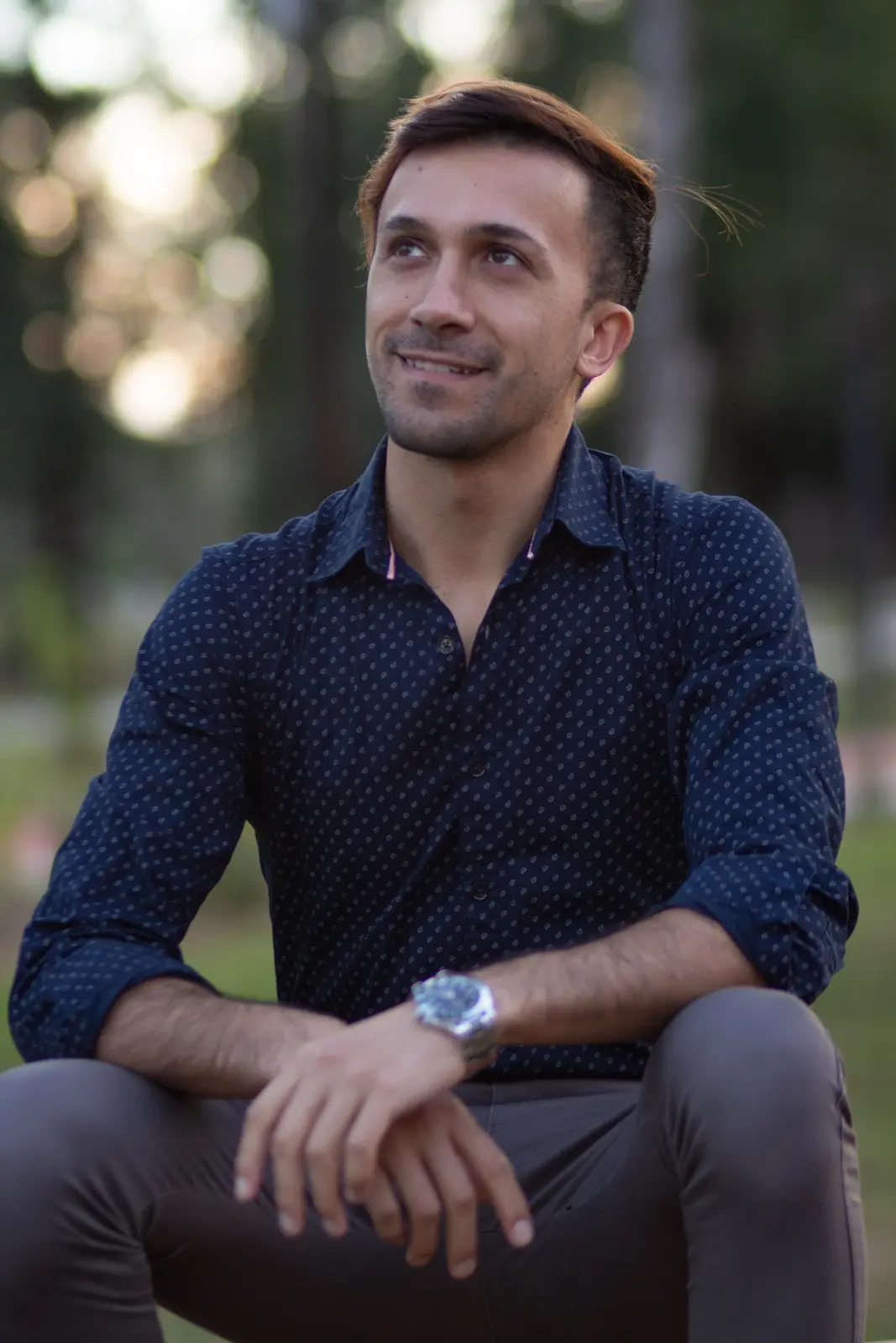 retrato de joven sonriendo con mirada hacia arriba