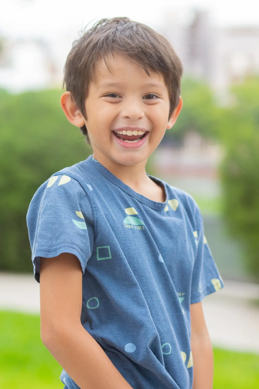 niño parado y sonriendo