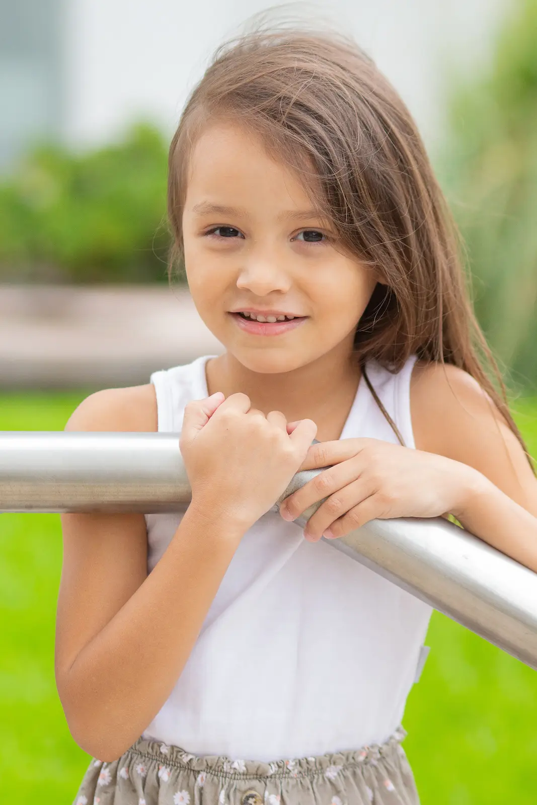 retrato de niña agarrada de una baranda