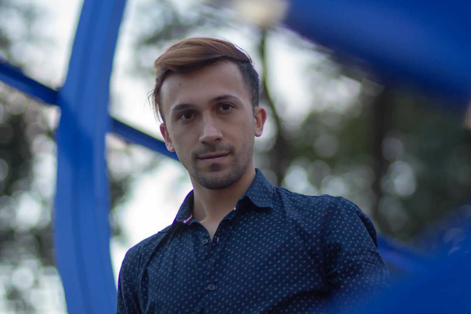 mirando hacia el frente con fondo de arboles