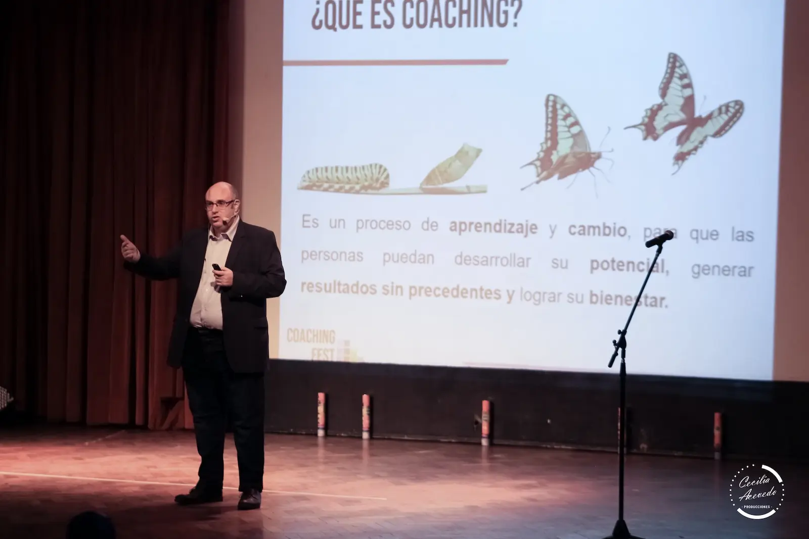 hombre haciendo una exposición o disertación